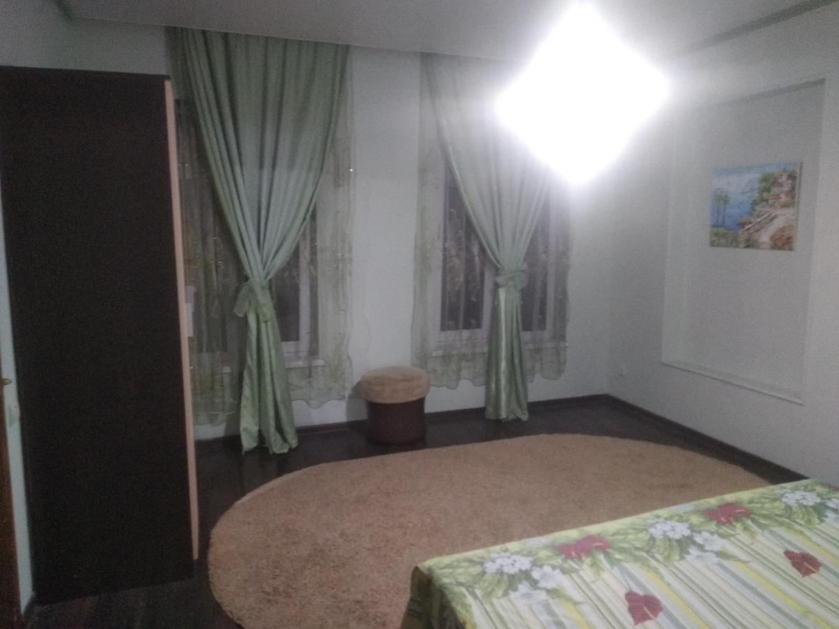 Apartment On Dzhonua Street Sukhumi Bagian luar foto