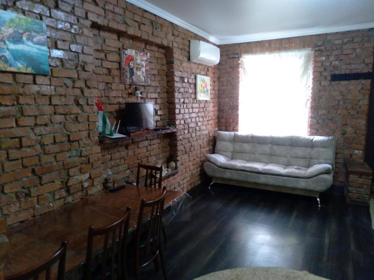 Apartment On Dzhonua Street Sukhumi Bagian luar foto